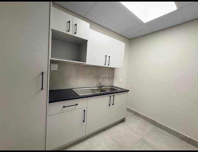3,949M² OFFICE TO LET IN VORNA VALLEY